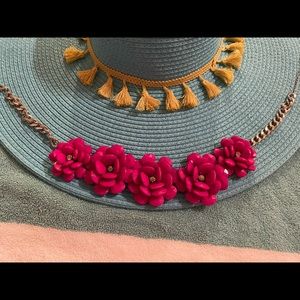 Flower shape necklace. Very beautiful pink color. Casual and comfortable